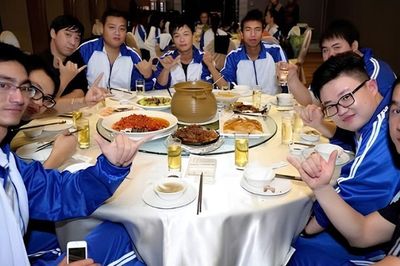 Hào phóng trả toàn bộ hóa đơn ngày họp lớp, người đàn ông không ngờ nhiều năm sau liên tục bị bạn cũ hỏi vay tiền