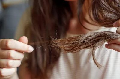 Thói quen phổ biến khiến tóc gãy rụng nhiều hơn vào mùa thu, nhiều chị em vẫn mắc mỗi ngày
