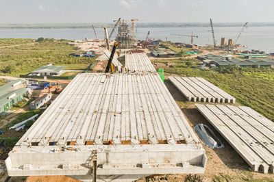 Những phiến dầm đầu tiên lắp đặt tại siêu cầu gần 10.000 tỷ đồng qua sông Hồng