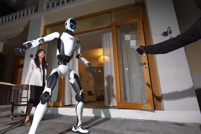 Video robot hình người Trung Quốc hóa thân vệ sĩ bảo vệ con người