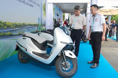 Cán bộ Sở Xây dựng TP.HCM tiên phong sử dụng xe máy điện Honda