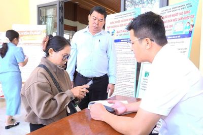 Cầm tay chỉ việc, giúp đồng bào dân tộc thiểu số làm giàu nhờ công nghệ