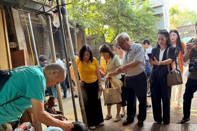 Khám phá làng nghề thủ công chuyên 'dát vàng' trên gỗ tại Hà Nội