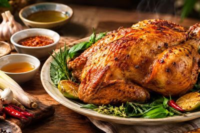 Gà nướng thơm lừng từ lúc ướp: Xem cách làm để thịt đậm vị, lên màu đẹp mắt