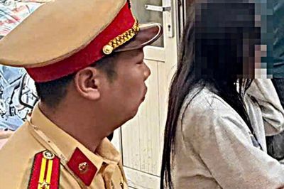 Hà Nội: CSGT kịp thời cứu cô gái trẻ có ý định nhảy cầu Long Biên