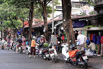 Biển cấm bị phớt lờ, chợ tự phát vẫn họp trên phố Cầu Mới, Đống Đa