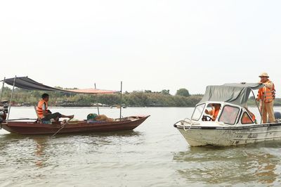 Hà Nội vận động dân vạn chài từ bỏ cách đánh cá kiểu 'tận diệt' trên sông
