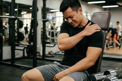 Nâng tạ bị đau vai, khi nào cần đổi bài tập?