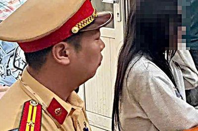 Kịp thời ngăn cô gái có ý định nhảy cầu Long Biên