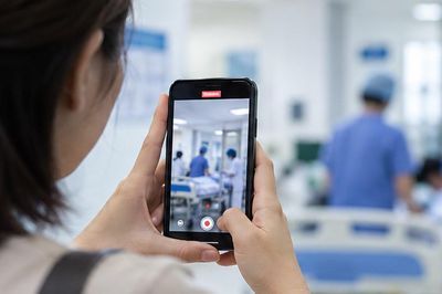 Bệnh viện có được phép cấm người nhà bệnh nhân quay phim, chụp ảnh?