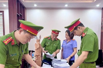 Bắt Bí thư Đảng uỷ và Chủ tịch UBND xã Hợp Kim