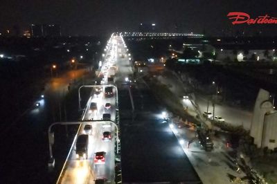 Hà Nội: Công nhân xuyên đêm đổ 400 m3 bê tông lắp trạm cân tự động trên cầu Thăng Long