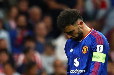 Carrick nên mạnh tay với Bruno Fernandes