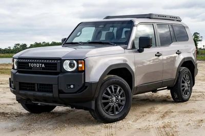 Hơn 105.000 xe Land Cruiser Hybrid tại Mỹ có thể cháy do rò rỉ xăng