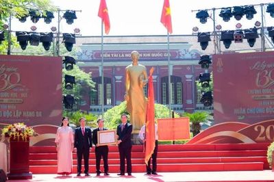 Huế: Trường Trung học phổ thông Chuyên Quốc Học đón nhận Huân chương Độc lập hạng Ba