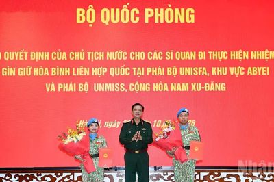 Trao quyết định của Chủ tịch nước cho các sĩ quan quân đội đi làm nhiệm vụ gìn giữ hòa bình Liên hợp quốc