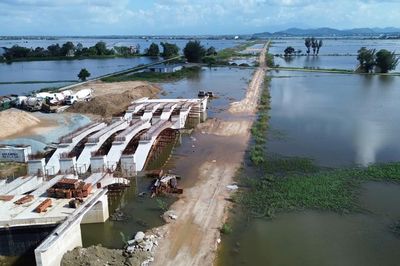 Đường nghìn tỷ nối sân bay Phú Bài ngổn ngang mùa mưa