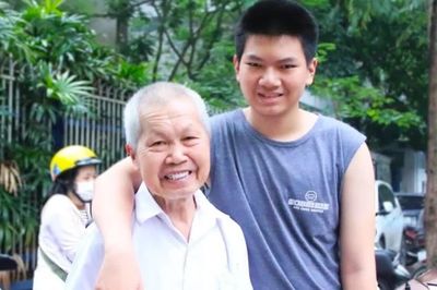 Nam sinh Hà Nội trở thành thủ khoa học sinh giỏi, muốn dành thành tích tặng bố 82 tuổi