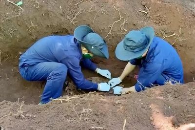 Hài cốt liệt sĩ ở Lào với di vật còn nguyên chữ Quân Giải phóng miền Nam Việt Nam