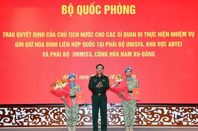Trao Quyết định của Chủ tịch nước cho 2 sĩ quan lên đường làm nhiệm vụ gìn giữ hòa bình
