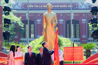 Trường THPT chuyên Quốc Học – Huế đón nhận Huân chương Độc lập hạng Ba