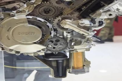 Vì sao động cơ V4 phổ biến trên xe máy hiệu suất cao nhưng ít xuất hiện ở ô tô