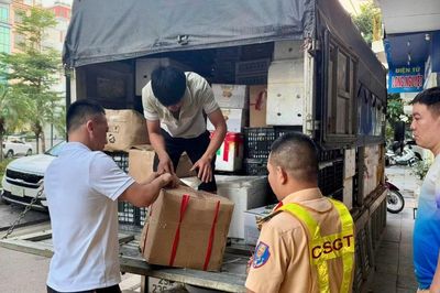 Phát hiện gần 700 kg hoa quả chưa rõ nguồn gốc
