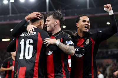 AC Milan thua khó tin, đại diện Ngoại hạng Anh 'đánh tennis'