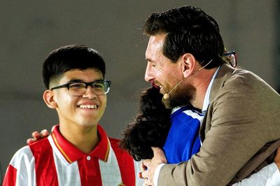 Messi nhắn nhủ trẻ em xúc động: 'Hãy tận hưởng bóng đá'