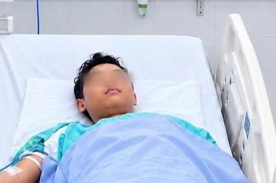 Bé trai 14 tuổi bị sét đánh ngưng tim, chuyển cấp cứu qua 3 bệnh viện