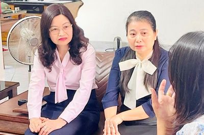 Bộ GD-ĐT thăm hỏi, động viên cô giáo ở Hà Nội bị nam sinh hành hung