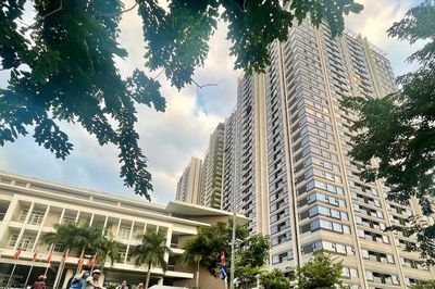 Quyền khai thác 6 tầng thương mại chờ đấu giá, căn hộ vẫn được chào bán giá gấp 2,5 lần