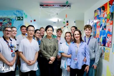 Phu nhân Tổng Bí thư, Chủ tịch nước thăm mô hình bệnh viện-trường học cho trẻ em tại Bỉ