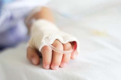 Bé trai 16 tháng tuổi uống nhầm dầu thắp đèn thờ