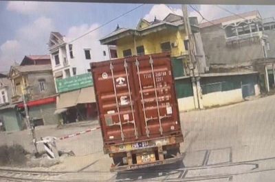 Xe đầu kéo vượt đèn đỏ, tông gãy cần chắn đường sắt bị phạt lên đến 25 triệu đồng