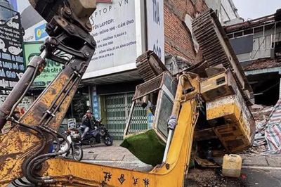 Xe múc lật ngửa giữa đường, giao thông ùn tắc hơn 1km