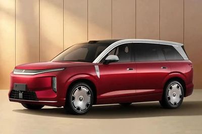 SUV dài hơn 5 mét, công suất 402 mã lực, giá gần 900 triệu đồng