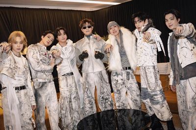 BTS chinh phục Argentina sau 13 năm chờ đợi, ARMY bật khóc giữa mưa lớn