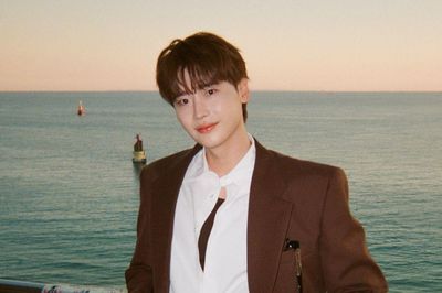 Lee Jong Suk tái xuất, đẹp như hoàng tử đời thực
