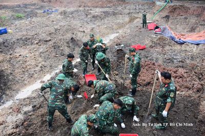 Phát hiện thêm 12 hài cốt liệt sĩ tại Công viên Lê Thị Riêng