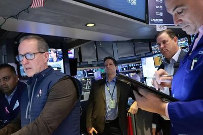 S&P 500 và Nasdaq lao dốc vì cổ phiếu AI bị bán tháo, giá dầu 'nhảy' lên đỉnh 5 tháng