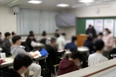 Nhiều sinh viên Hàn Quốc hoãn tốt nghiệp do lo ngại việc làm