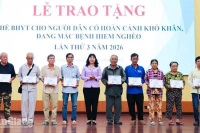 Châu Phú trao 120 thẻ bảo hiểm y tế cho người khó khăn