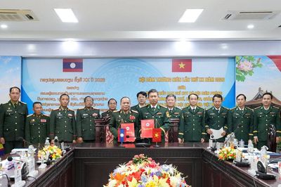 Bộ đội Biên phòng 3 địa phương Việt Nam hội đàm với Bộ Chỉ huy Quân sự tỉnh Sê Kông (Lào)