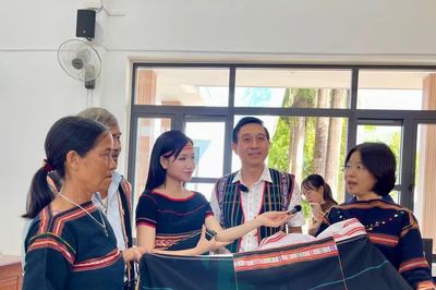 Phường Thống Nhất đưa nông sản và thổ cẩm Jrai lên sàn thương mại điện tử