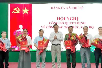 Chư Sê công bố các quyết định về công tác tổ chức, cán bộ
