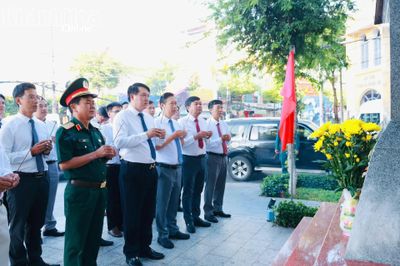 Dâng hoa, dâng hương tri ân các anh hùng, liệt sĩ nhân kỷ niệm 81 năm Ngày Nha Trang - Khánh Hòa kháng chiến