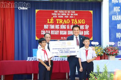 Tài trợ thiết bị dạy học và trao học bổng cho học sinh Trường THCS phường Bắc Nha Trang, phân hiệu 2