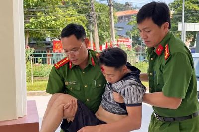 Công an xã Đông Cuông kịp thời hỗ trợ người dân bị tai nạn giao thông