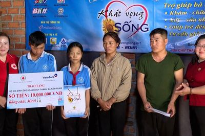 Lâm Đồng trao gần 120 triệu đồng hỗ trợ 2 gia đình đặc biệt khó khăn